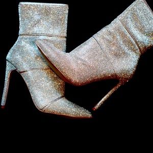 Sparklingly Rhinestones Steve Madden mid ankle boot size 8.5 never worn